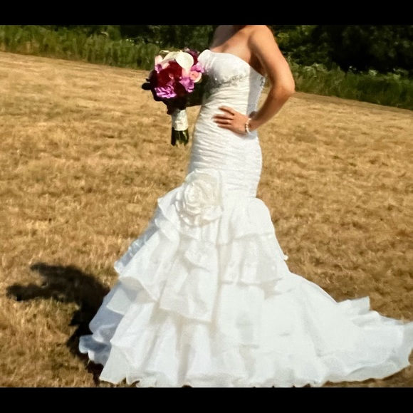 Gorgeous wedding dress with headpiece wore once/ open to offers!!! - Picture 1 of 16